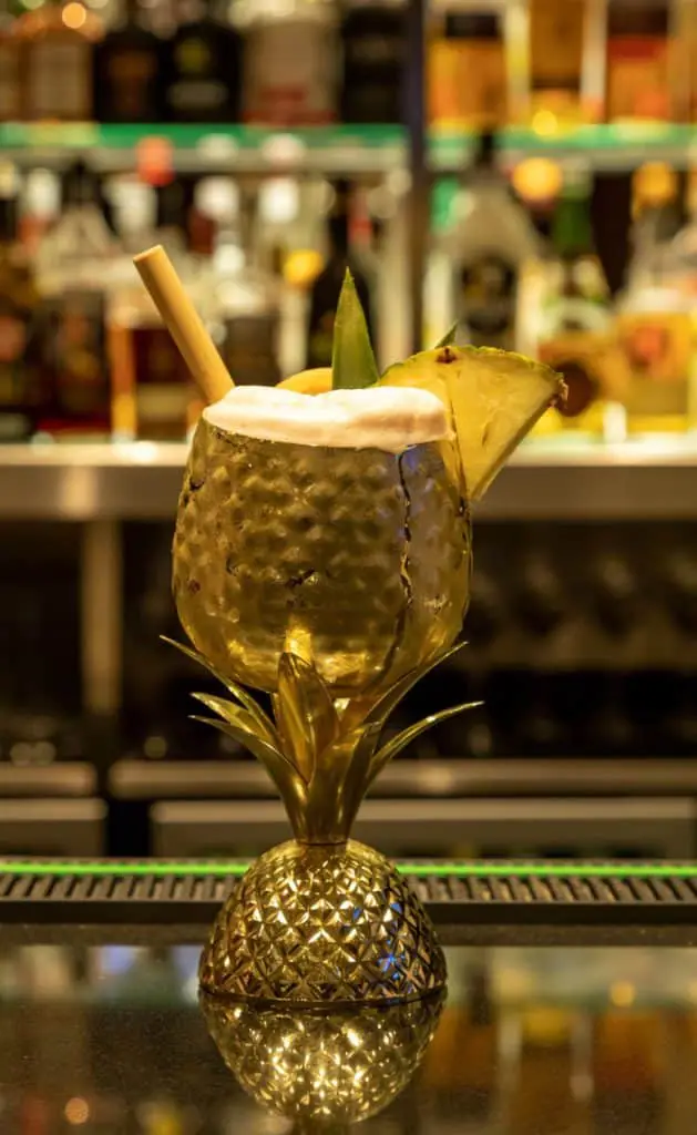 Bar cocktail vertikaal